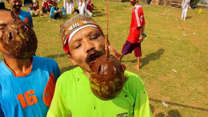 Sumanto Kanibal Kini Bikin Konten Mukbang, Penampilannya Berubah Drastis