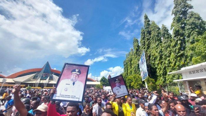 Teriakan Papua Merdeka Iringi Jenazah Lukas Enembe ke STAKIN Sentani