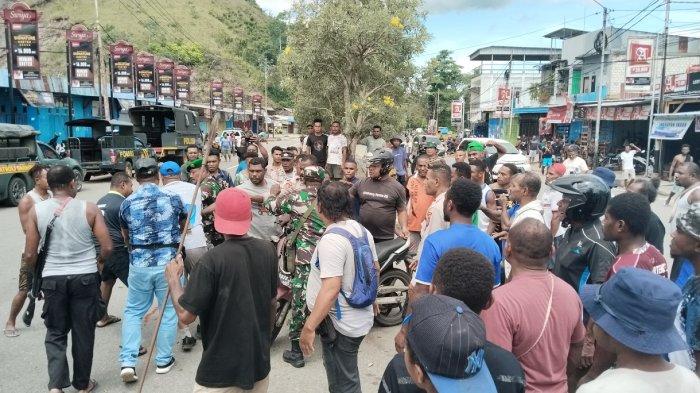 Kawasan Lukas Enembe Mencekam, Massa Hajar Seorang Pemuda: Polisi Letuskan Senjata