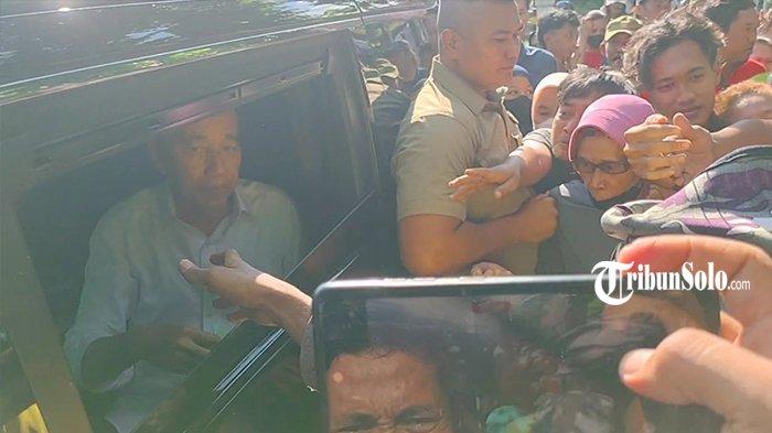 Awalnya Antre, Tiba-tiba Warga Pasar Gading Solo Berebut Jatah Uang Beras dari Jokowi