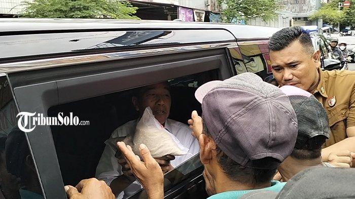 Awalnya Antre, Tiba-tiba Warga Pasar Gading Solo Berebut Jatah Uang Beras dari Jokowi