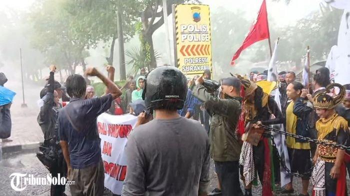 Massa Berkostum Wayang Gelar Aksi 'Adili Jokowi' di Solo