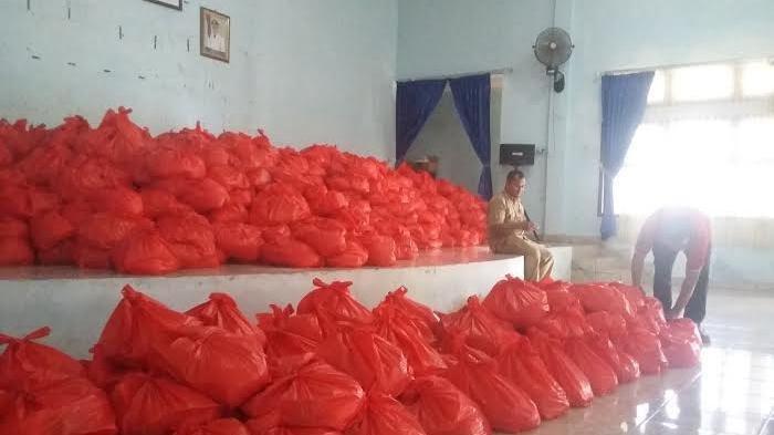 Bawaslu Jakarta Segel Bansos yang Diduga Milik RK-Suswono dan Pramono-Rano