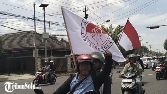 Konvoi Puluhan Sepeda Motor Melintas Rumah Jokowi Berteriak 'Adili Jokowi'!