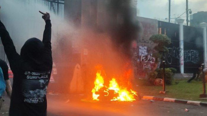 massa-tolak-uu-tni-bertahan-di-dpr-setelah-buka-puasa-bakar-motor-polisi