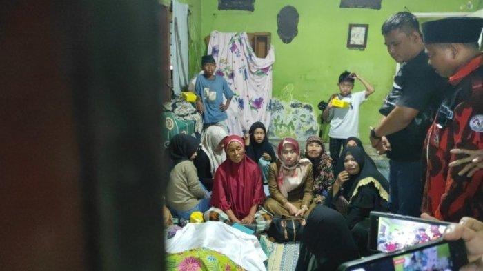 Pilu Roni, Terbang dari Batam Kuburkan Anak Tewas Ditembak Kapolres Belawan