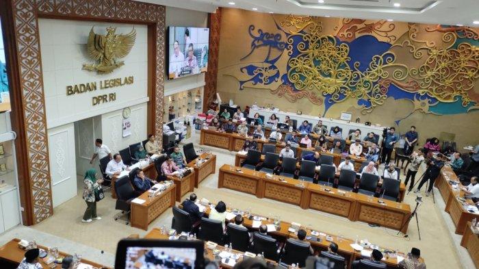 2 Putusan MK yg 'Diakali' DPR: Anies Terancam Gagal, Kaesang Berpeluang