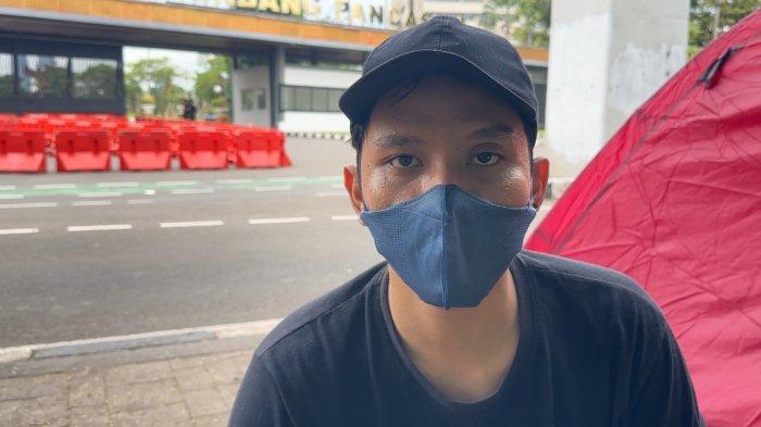 Massa Aksi Akan Terus Berkemah di Depan Gerbang DPR Sampai Revisi UU TNI Dibatalkan