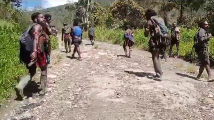 sempoyongan-usai-ditembak-opm-tukang-ojek-di-puncak-jaya-papua-ditolong-warga