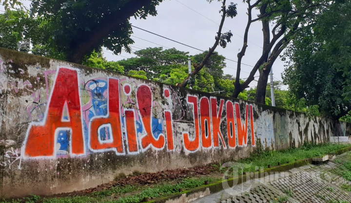 Coretan Dinding 'Adili Jokowi' Meramaikan Berakhirnya Kepemimpinan Jokowi