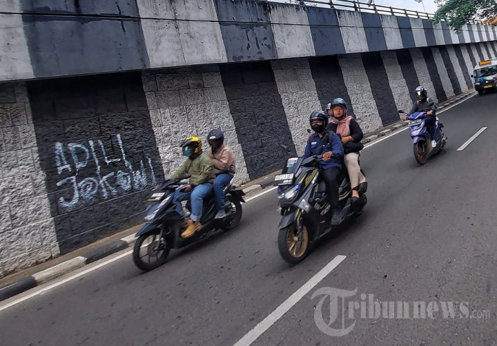 Coretan Dinding 'Adili Jokowi' Meramaikan Berakhirnya Kepemimpinan Jokowi