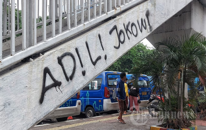 Coretan Dinding 'Adili Jokowi' Meramaikan Berakhirnya Kepemimpinan Jokowi