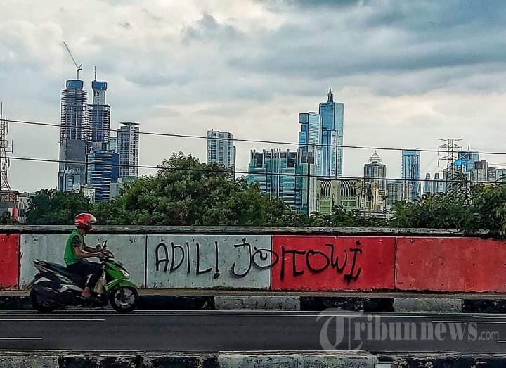 Coretan Dinding 'Adili Jokowi' Meramaikan Berakhirnya Kepemimpinan Jokowi