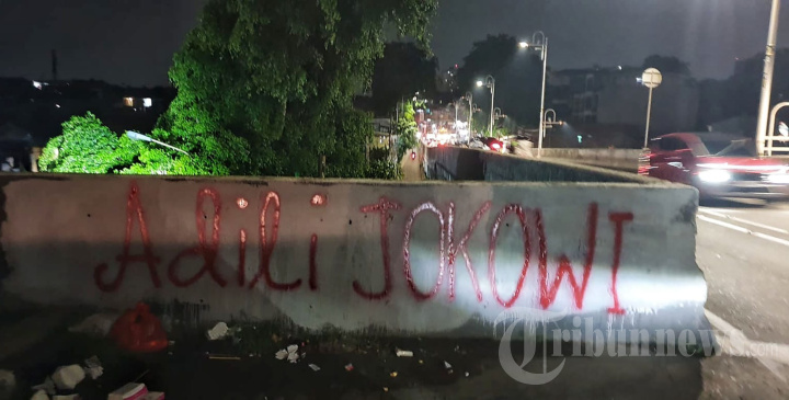 Coretan Dinding 'Adili Jokowi' Meramaikan Berakhirnya Kepemimpinan Jokowi