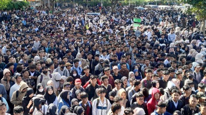 Ribuan Pencari Kerja Padati Job Fair, Tak Bisa Masuk Meski Datang Sejak Subuh