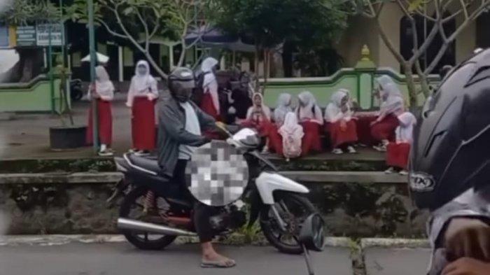 Kelainan! Pria Bermotor Diduga Nekat Pamerkan Alat Kelamin di Depan Anak SD
