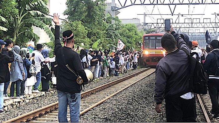 Nekat, Pendukung Anies dan Cak Imin Melintasi Rel Kereta untuk Sampai ke Stadion JIS