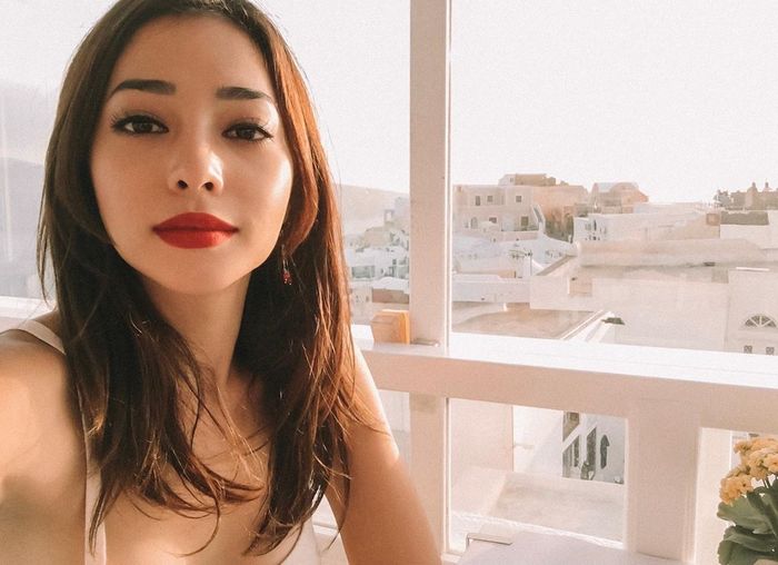 Lipstik Nude Nikita Willy, Kini Dia Tampil Seksi dengan Lipstik Merah