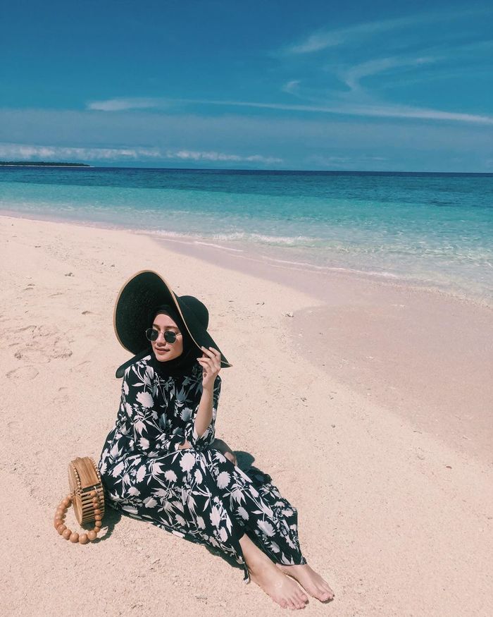 update style hijab buat sista yang suka ke pantai 