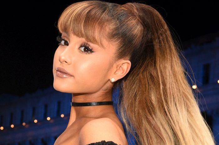 Pastur yang Sentuh Payudara Ariana Grande Minta Maaf