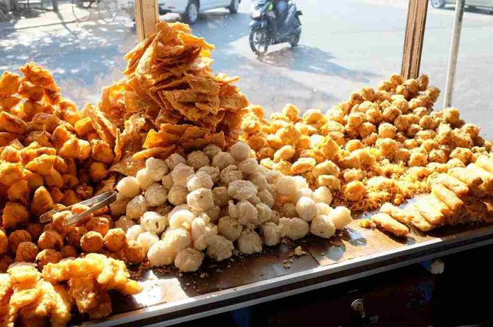 4 Akibat Kalau Kita Kebanyakan Makan Gorengan. Dari Jerawatan Sampai Ketombean!