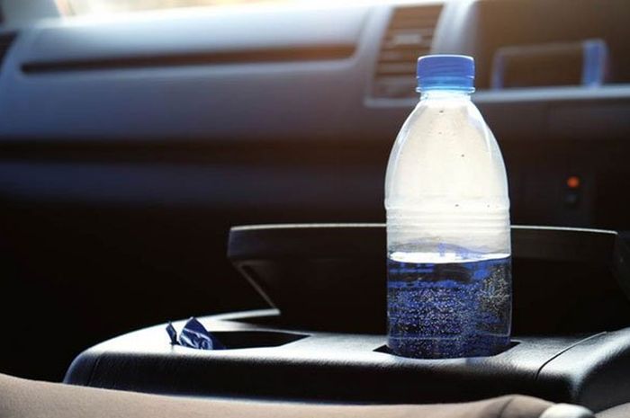 Awas Jangan Simpan Botol Air Dalam Mobil, Sial – sial Bisa Kebakar!
