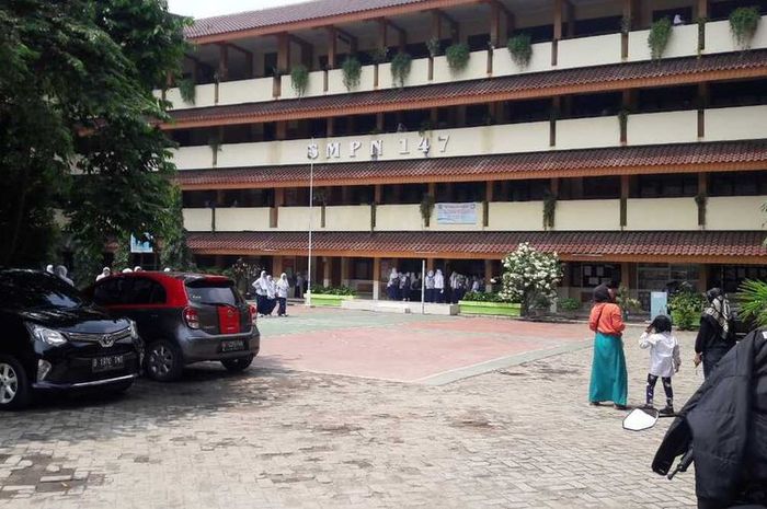 Suara Tawa Lirih Dan Sosok Mahluk Dengan Bercak Darah Di Sekolahku