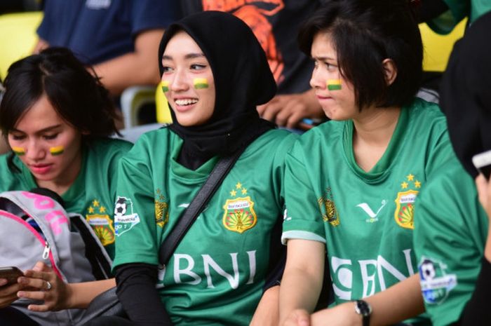 Deretan Foto Wanita Cantik Suporter Dari Berbagai Klub Peserta Shopee Liga 1