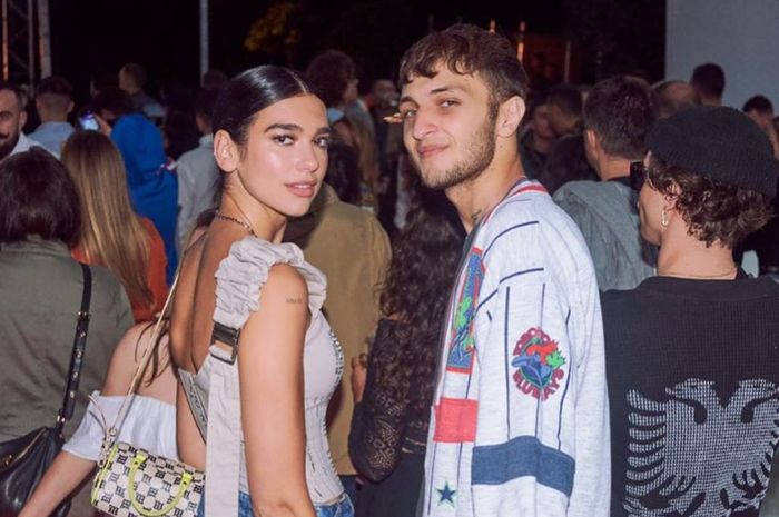 Anwar Hadid Resmi Pindah Agama dan Kini Tinggal Bareng Dua Lipa. Siap Menikah?