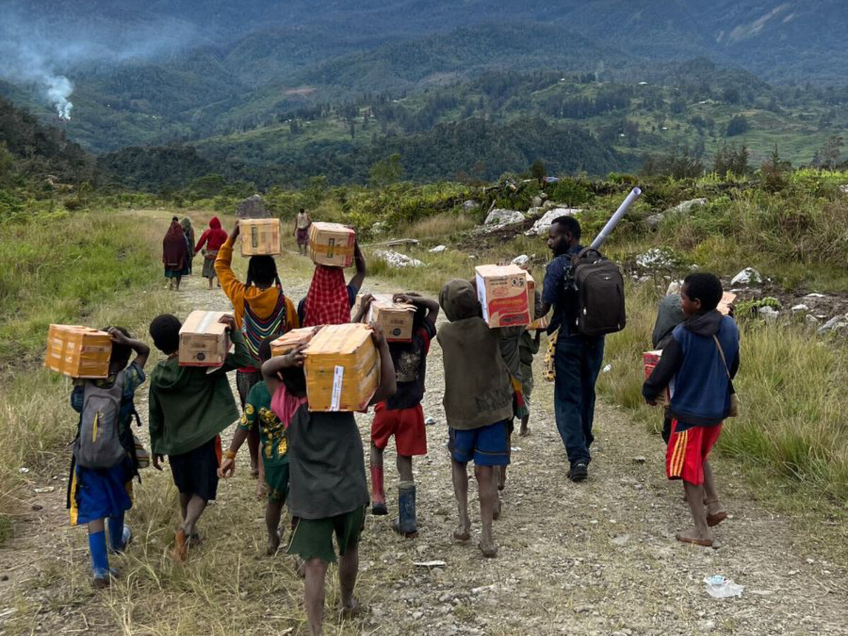 Lapar dan Lemah, Warga Papua Tengah Jalan Kaki demi Bantuan Pangan