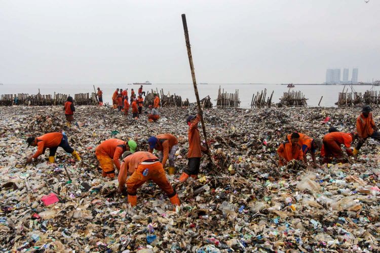 beda-pandang-penanganan-sampah-anies-sandi