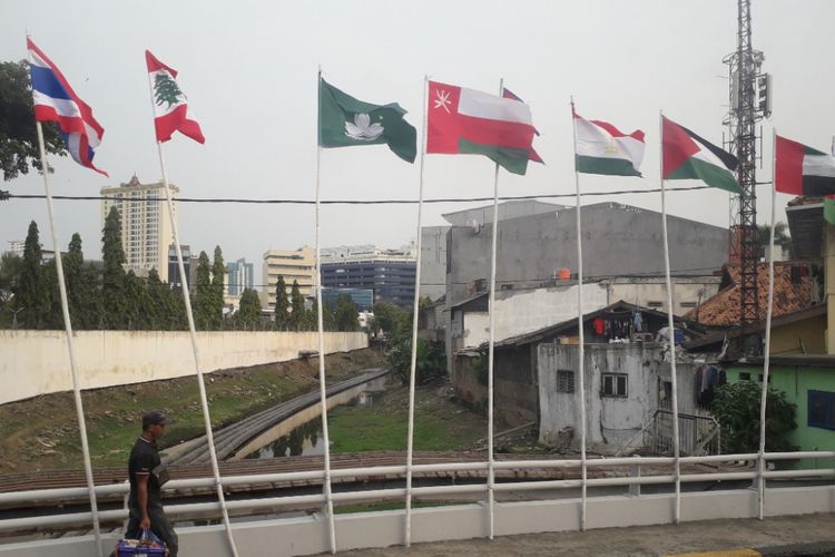 Anies Instruksikan Pasang Lagi Bendera Negera Peserta Asian Games Bertiang Bambu