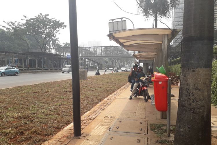 Warga Bingung Ada Area Rumput Pisahkan Halte Bus dengan Jalan Raya di Sudirman