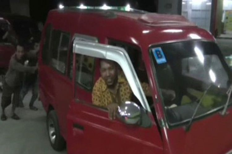 BBM Sulit Didapatkan, Kendaraan di Polewali Mandar Antre dari Siang hingga Malam