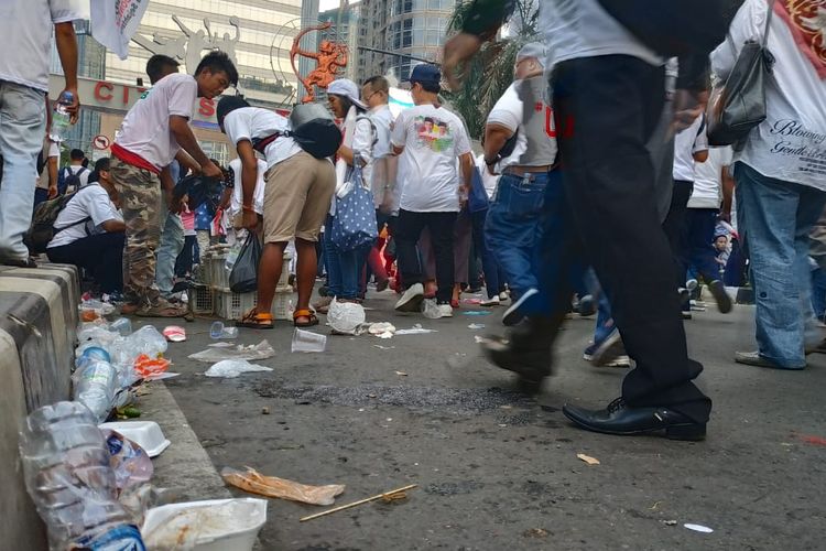 Sampah Berserakan di Sekitar GBK 