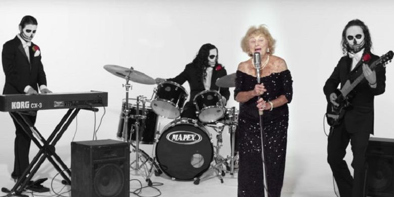 nenek-ini-jadi-vokalis-band-death-metal-di-usia-96