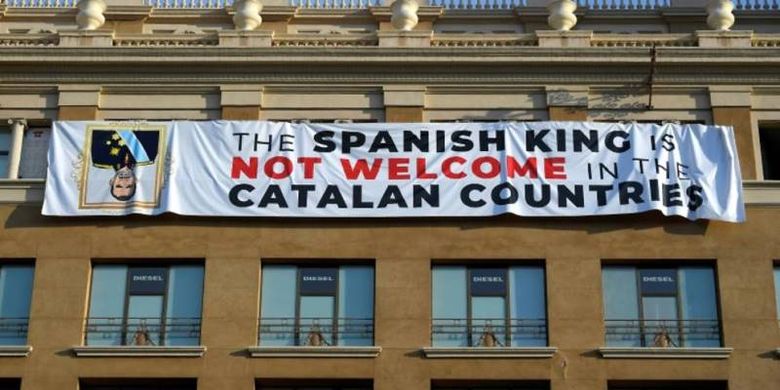muncul-spanduk-raksasa-tentang-penolakan-raja-spanyol-di-barcelona