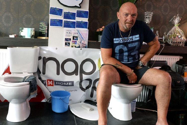 incar-rekor-dunia-pria-di-belgia-rela-duduk-di-toilet-selama-5-hari