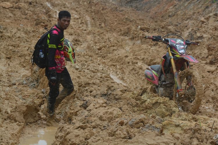 Mereka yang Harus Jalan Kaki 5 Km gara-gara Jalan Trans-Papua Barat Rusak Parah