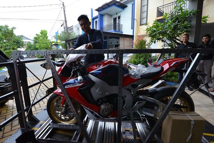 Hadiah Ultah Motor Seharga Rp 700 Juta