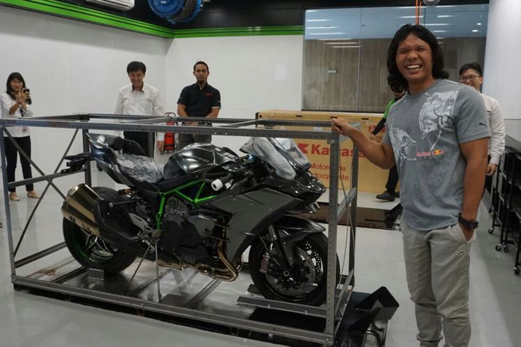 Satu-satunya Orang Indonesia Pemilik Kawasaki Ninja H2 Carbon
