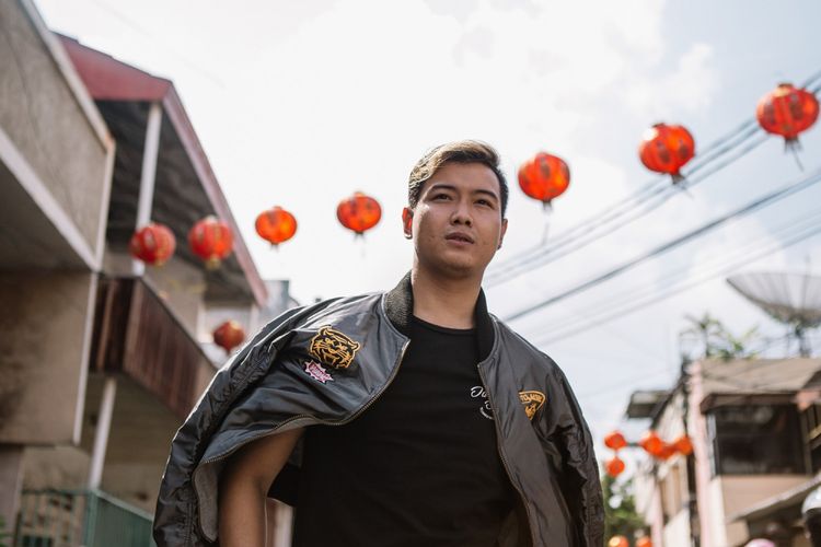 Menjadi Model di Pagi Hari, Menjadi Medium Para Dewa di Malam Hari