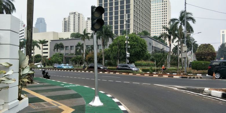 Jalur Sepeda di Trotoar Jalan Asia Afrika Kawasan GBK Terhalang Tiang 