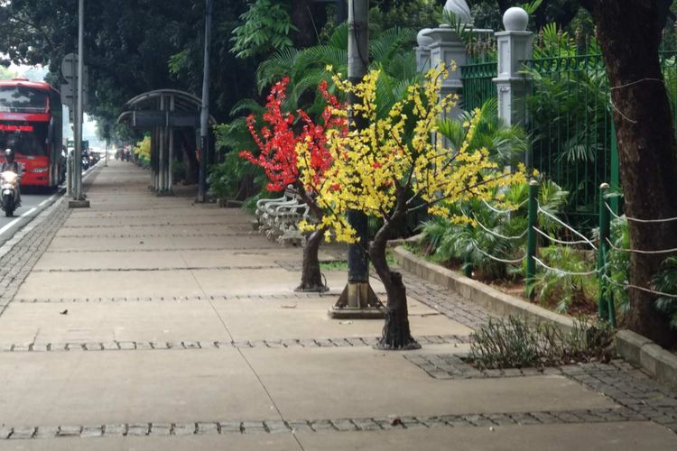 Sandiaga: Harusnya Koalisi Pejalan Kaki Juga Kritik Pohon Plastik yang Muncul Tahun 