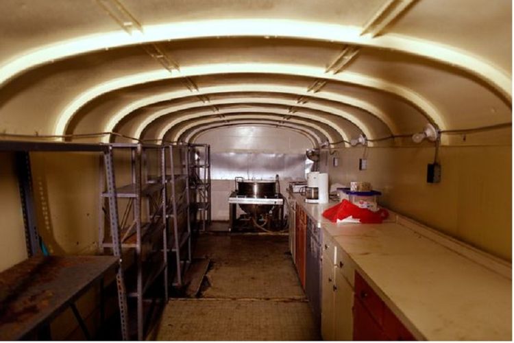 hadapi-kiamat-pria-kanada-ubah-42-bus-sekolah-jadi-bunker