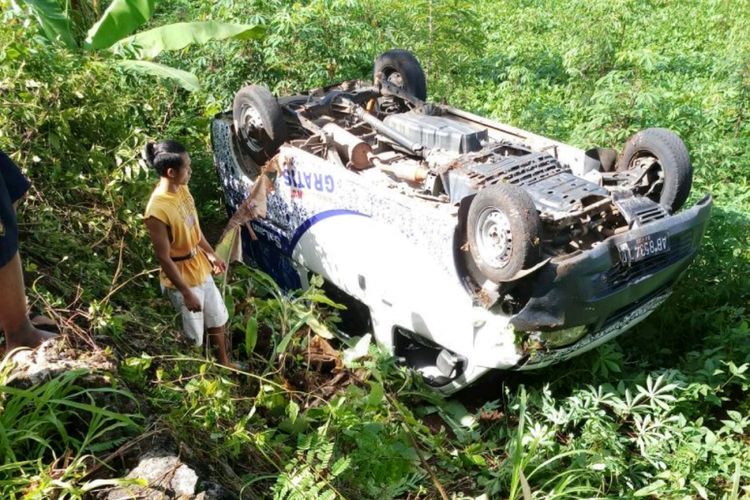 gara-gara-burung-sopir-lepas-ambulans-ini-masuk-ladang-dan-terbalik