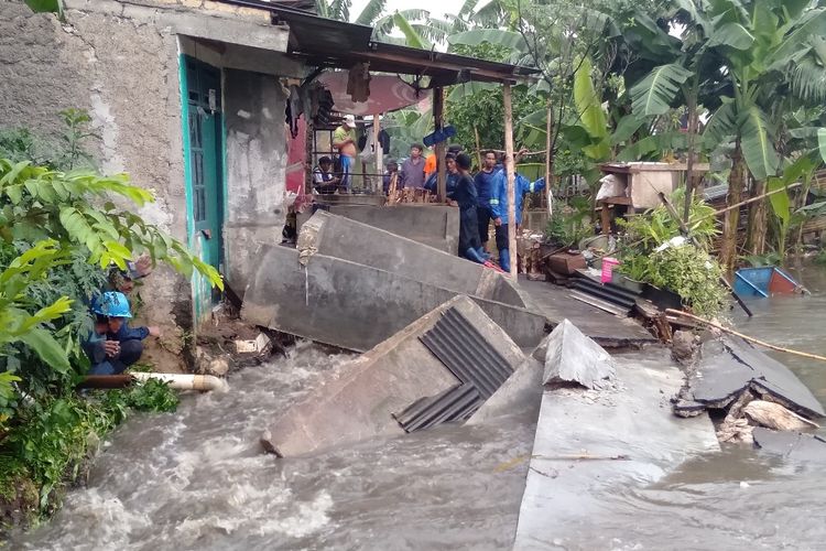 Baru 2 Pekan, Tanggul Jatipadang Jebol Lagi, Satu Rumah Hanyut