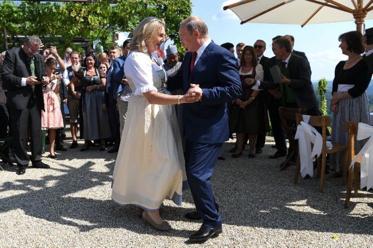 putin-berdansa-di-acara-pernikahan-menlu-austria