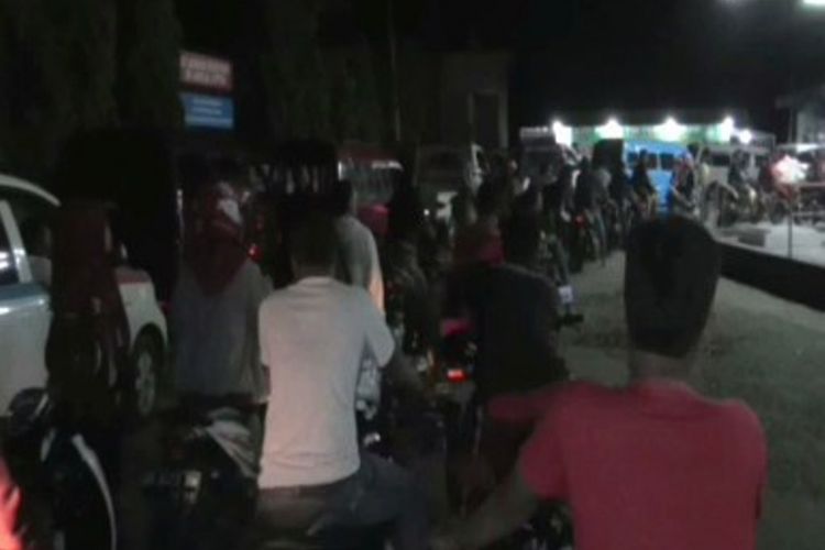 bbm-sulit-didapatkan-kendaraan-di-polewali-mandar-antre-dari-siang-hingga-malam