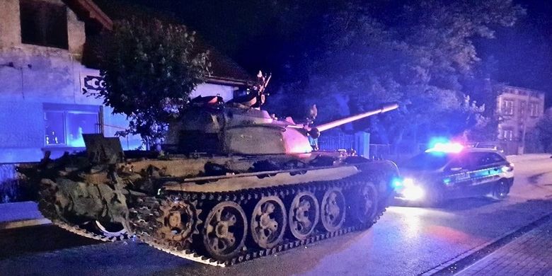 pria-mabuk-kendarai-tank-era-uni-soviet-di-jalanan-kota-polandia